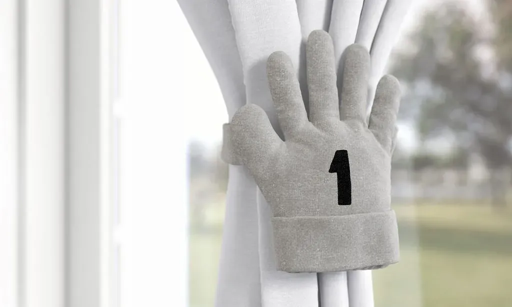 Prendedor de Cortina Luvas de Futebol Cinza